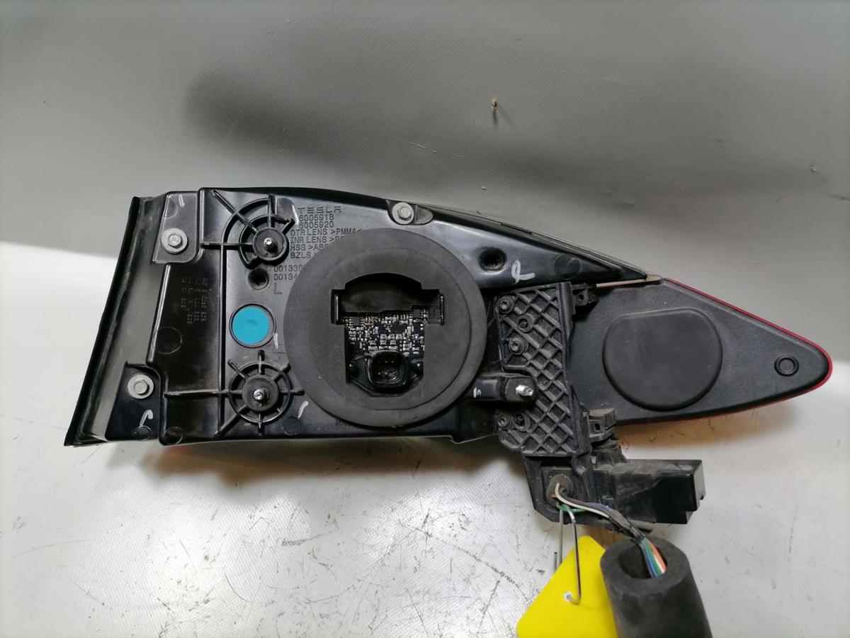 Tesla Model S original Rücklicht Rückleuchte Schlussleuchte links Bj.2019